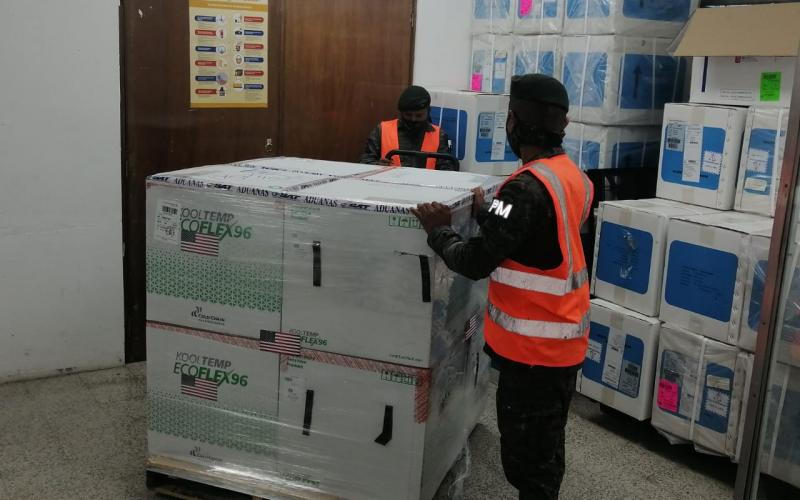 Policías Militares apoyan almacenamiento de vacunas.