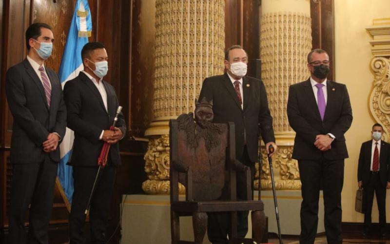 Presidente de la República, Dr. Alejandro Giammattei, y Ministro de Cultura y Deportes, Felipe Aguilar, entregan silla de Atanasio Tzul a los 48 Cantones de Totonicapán