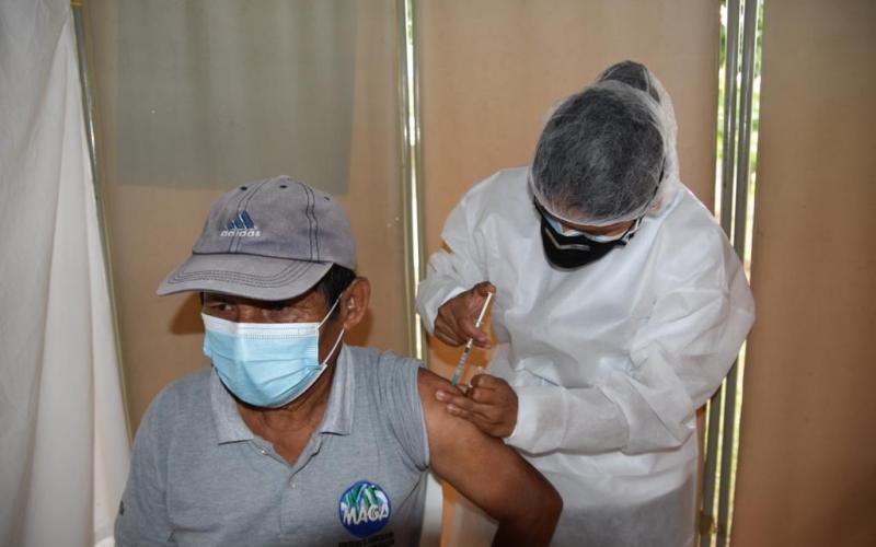 Más de 700 puestos de vacunación están habilitados 