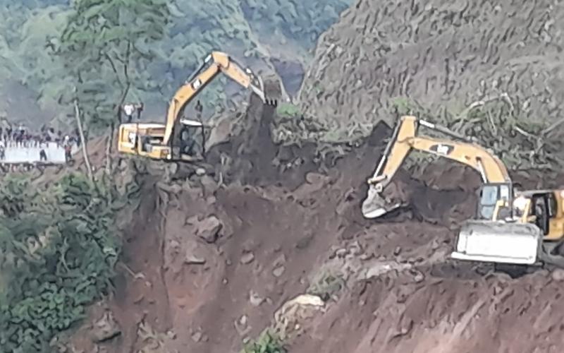 MAQUINARIA TRABAJANDO EN LUGAR DE DERRUMBE EN SAN MARCOS.