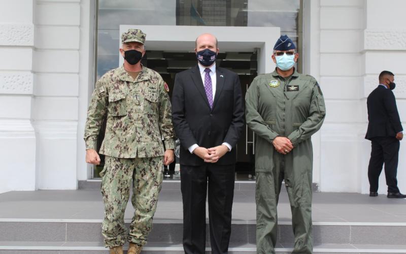 Ministro de la Defensa Nacional recibe visita del Comandante del Comando Sur de los Estados Unidos de América