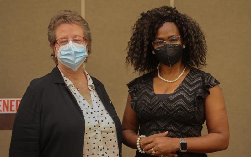 Secretaria, Ana Leticia Aguilar Theissen junto con Señora Epsy Campbell Barr, Primera Vicepresidenta de la República de Costa Rica