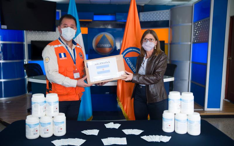 Entrega de donación en la SE-CONRED.