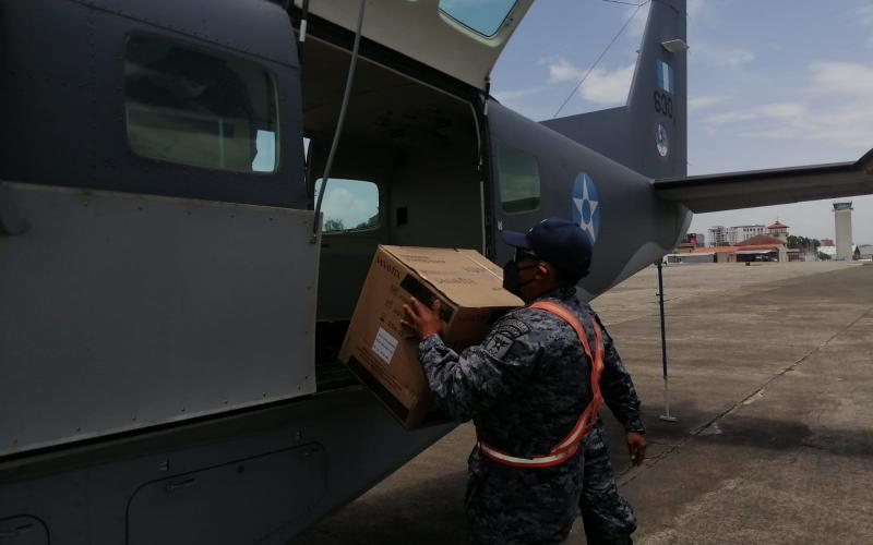 Traslado de vacunas desde la Fuerza Aérea Guatemalteca