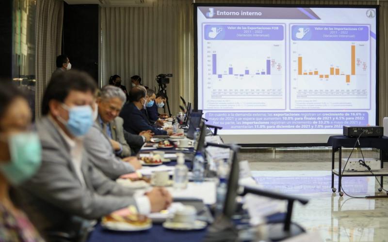 El Gabinete Específico de Desarrollo Económico (GEDE) se reune en la sede del Banco de Guatemala. 