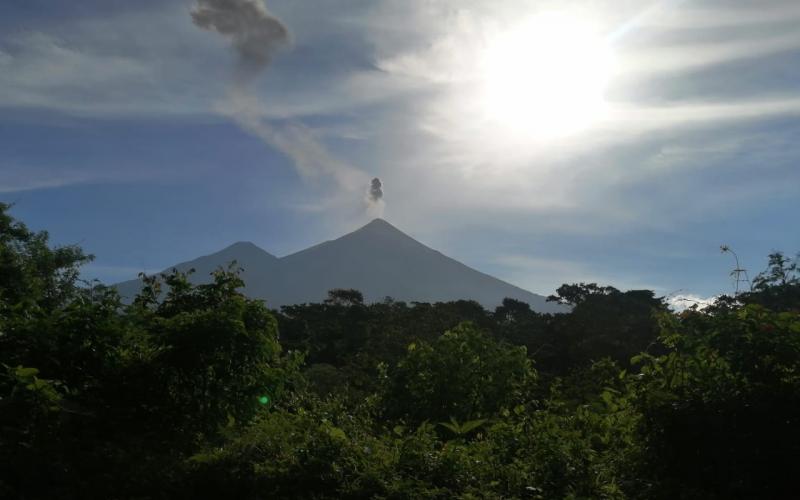 Vista al volcán de Fuego. Foto de archivo.