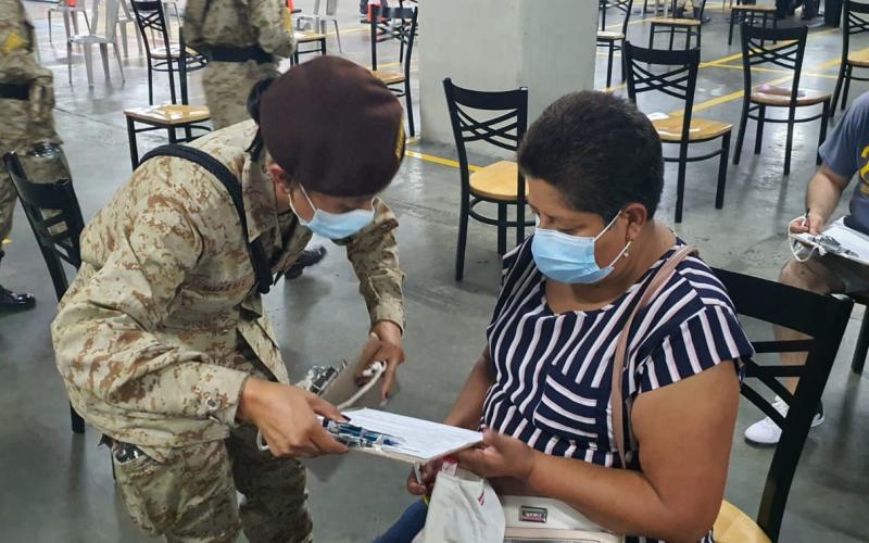 Reservista Militar realiza tareas administrativas en Centro de Vacunación Oakland Mall.