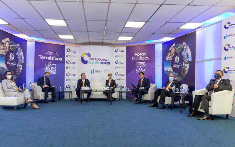 Keila Gramajo, Javier Zepeda, Alvaro González, María René Pérez, Roberto Quiñónez, Sergio González y Álvaro Díaz, durante el taller temático.