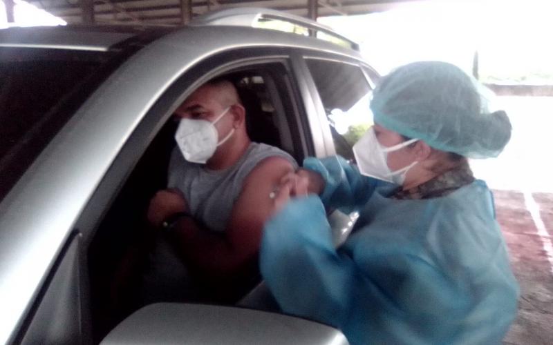 Vacunación en San Benito, Petén.