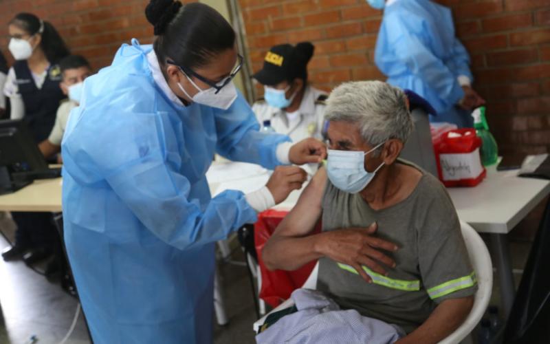 Habilitan centro de vacunación contra covid-19 en instalaciones de Escuela de Oficiales de la PNC