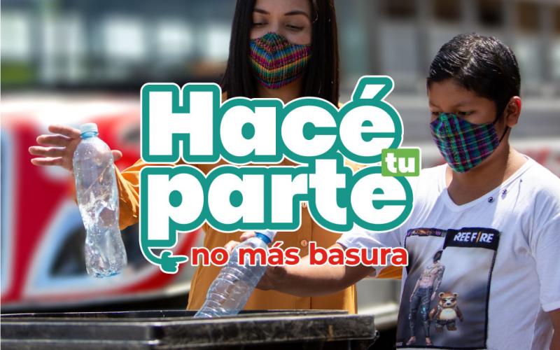 mujer y niño depositando la basura en su lugar