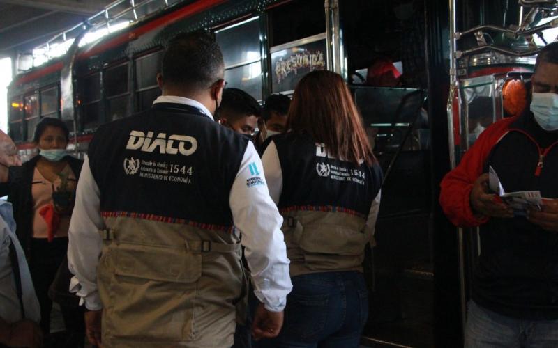 Representantes de Diaco durante jornada de verificación de precios en unidades de transporte extraubano.