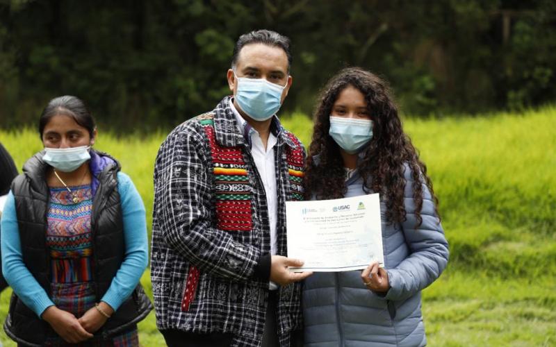 Ministro Mario Rojas entrega diploma de educación ambiental
