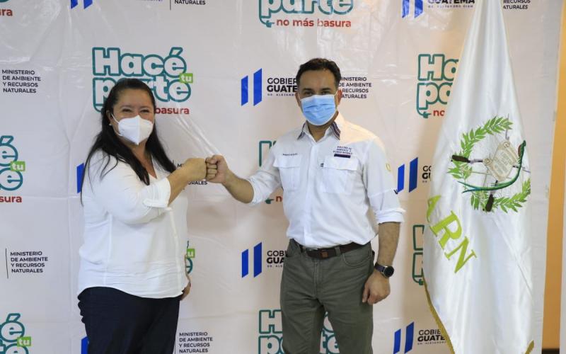 Ministro de Ambiente y Recursos Naturales, Mario Rojas Espino, junto a la alcaldesa de Flores, Petén