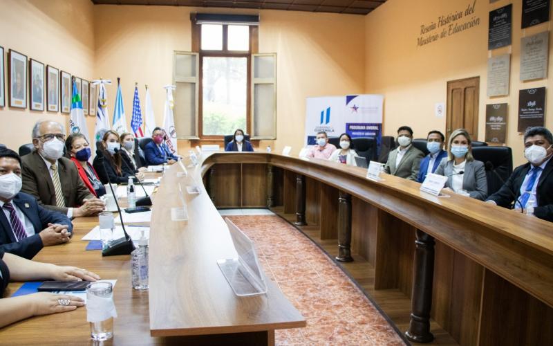 Mineduc, Pronacom y la EFPEM/Usac lanzan profesorado de enseñanza media con especialidad en matemática para el ciclo básico con apoyo de MCC