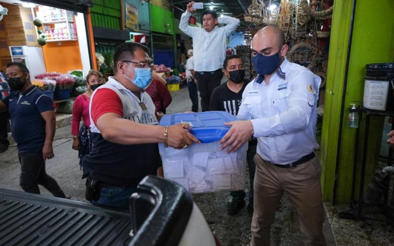 El secretario Francisco Molina entrega un lote de mascarillas