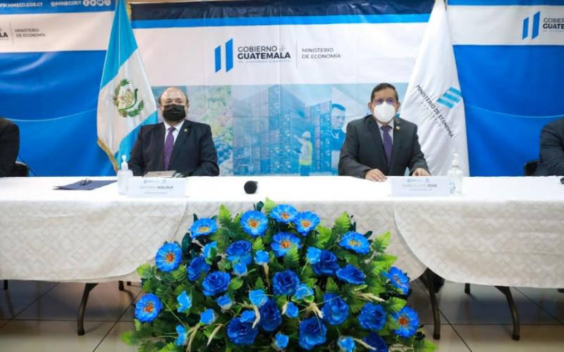 Autoridades de MINECO y SAT en conferencia de prensa sobre aprobación de las reformas a la Ley de Zonas Francas.