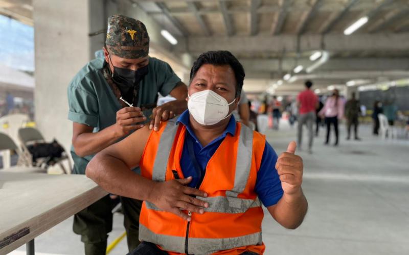 Personal aeroportuario vacunado contra el COVID-19