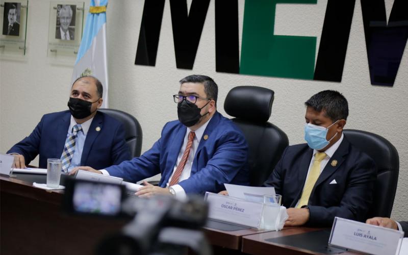 Alberto Pimentel Mata, Ministro de Energía y Minas, acompañado de sus viceministros.