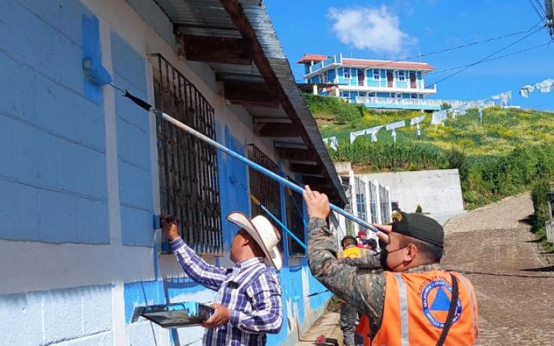 Personal militar realiza tareas de remozamiento de centro educativo