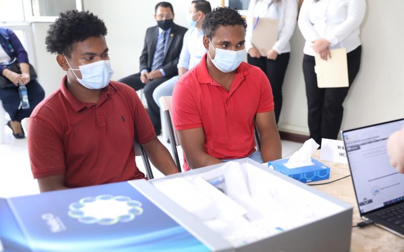 Personas con discapacidad auditiva escuchan por primera vez. 