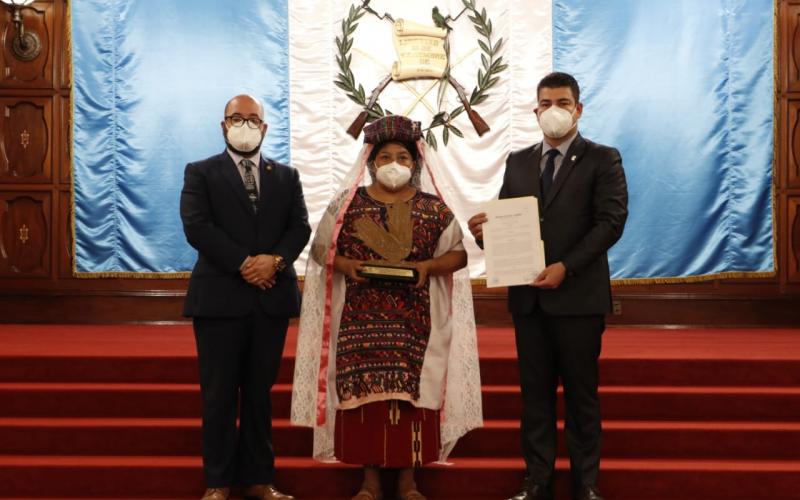 Ana Rivera Bernal es galardonada por el Ministerio de Cultura y Deportes con la Orden Ixim