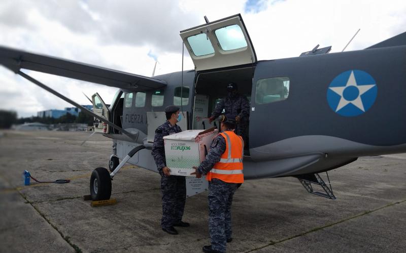 Traslado aéreo de vacunas.