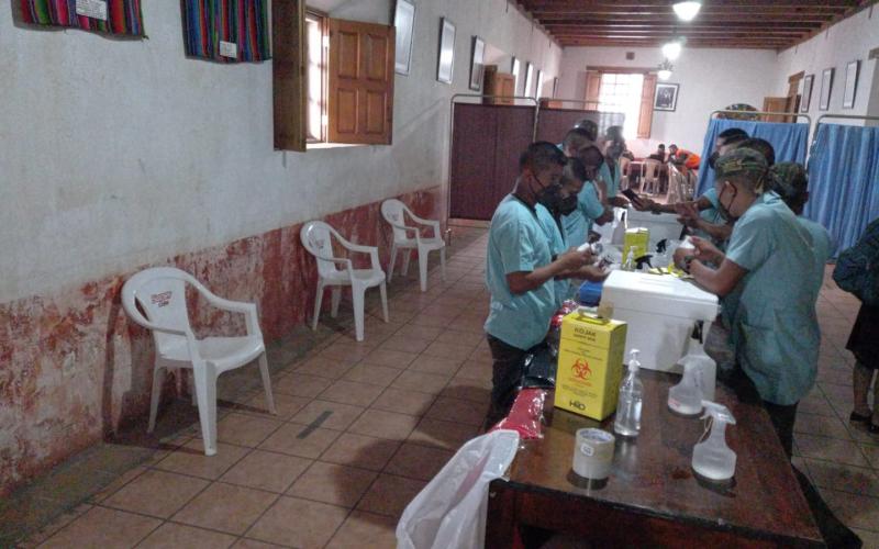 Personal militar apoya vacunación en Chichicastenango.