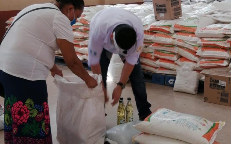 Entrega de alimentos a usuaria de Bolsa Social durante pandemia