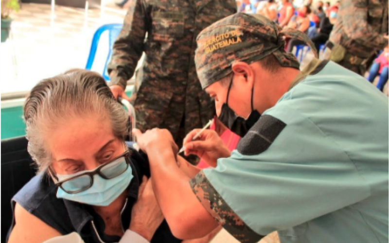 Soldados del Ejército de Guatemala se capacitan para vacunar a la población contra el Coronavirus, COVID-19