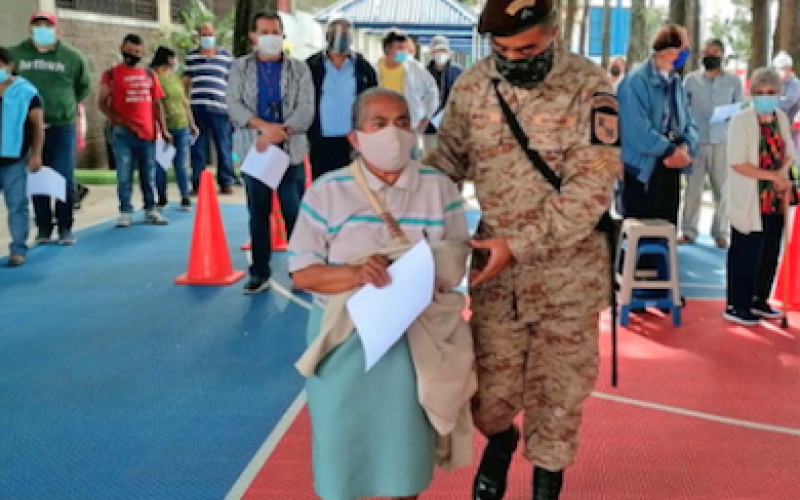 Reservistas del Ejército de Guatemala apoyan vacunación contra el Coronavirus, COVID-19