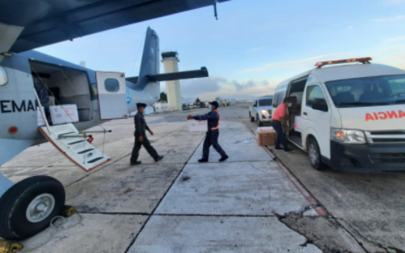 Fuerza Aérea Guatemalteca traslada más de 28 mil vacunas contra el Coronavirus, COVID-19 y otros padecimientos a Petén