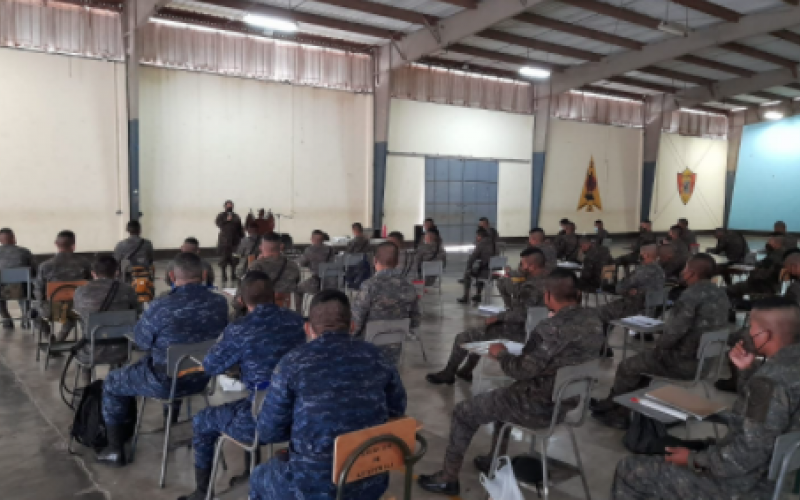 Soldados del Ejército de Guatemala se capacitan como vacunadores para fortalecer el Plan Nacional de Vacunación
