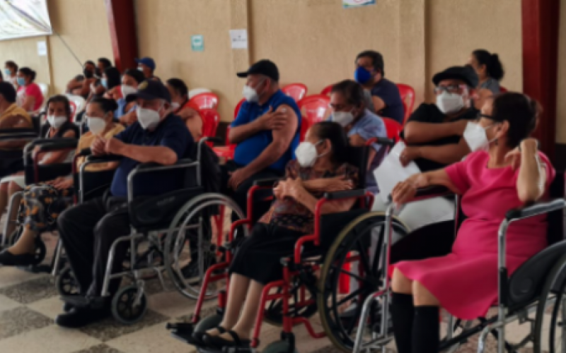 “Guardia de Honor” vacuna a adultos mayores que residen en la “Casa de los abuelitos San José”