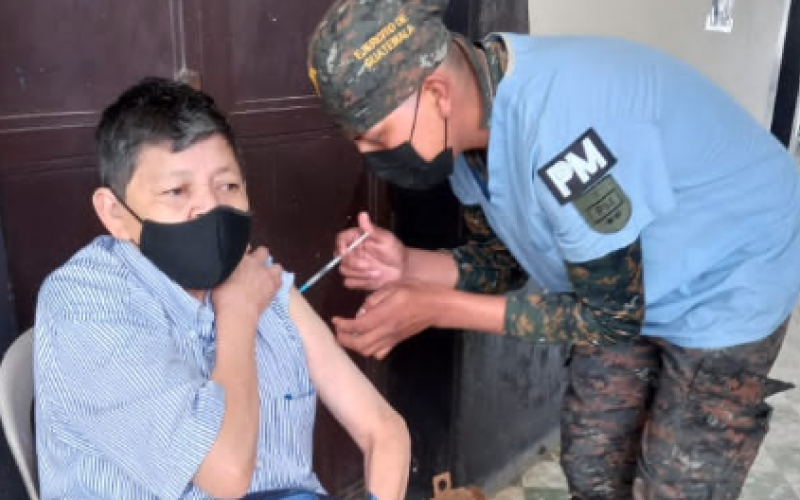 Vacunación de guatemaltecos del área metropolitana avanza con el apoyo del Ejército de Guatemala