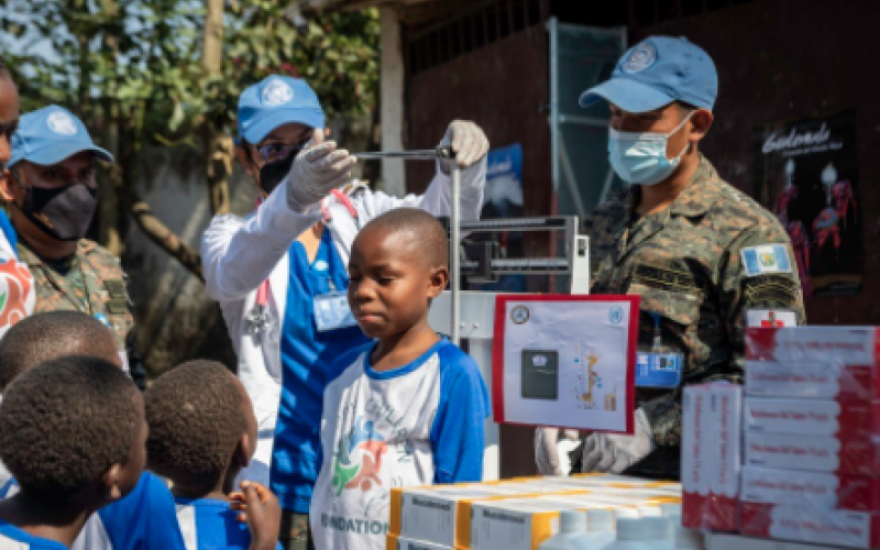 Contingente de Fuerzas Especiales del Ejército de Guatemala comparten con niños de la República Democrática del Congo
