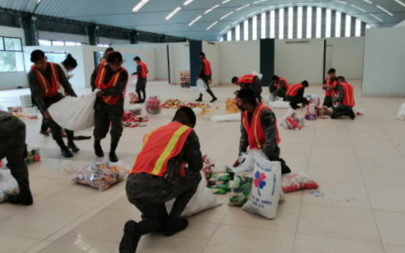 Ejército de Guatemala entrega víveres para combatir desnutrición aguda en niños de Escuintla