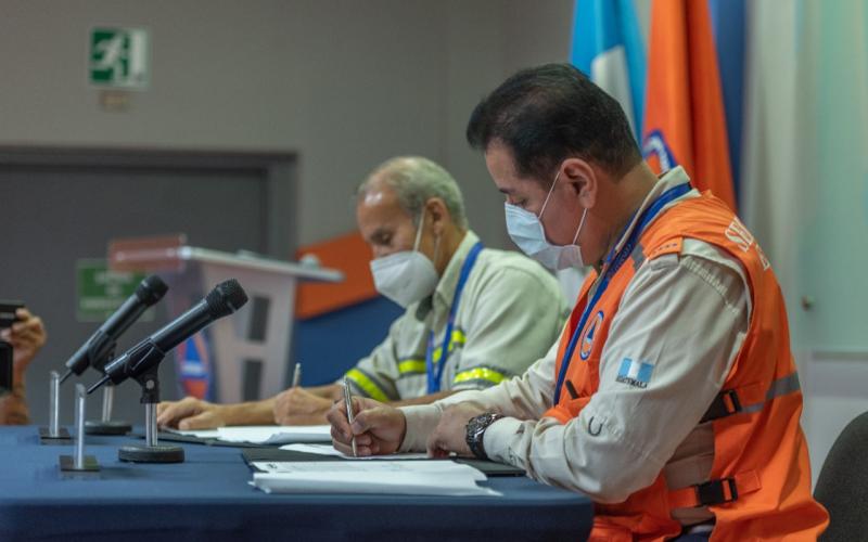Firma de convenio de cooperación entre la SE-CONRED y Cementos Progreso.