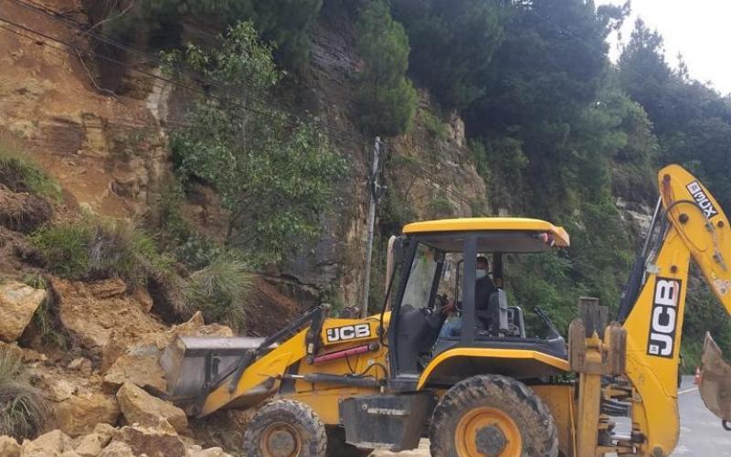 Limpieza por derrumbe en carretera ubicada en el departamento de Totonicapán.