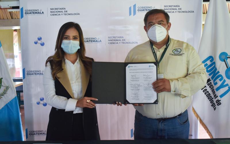Ana Judith Chan Orantes, Secretaria Nacional de la Secretaría Nacional de Ciencia y Tecnología (SENACYT), y Rony Estuardo Granados Mérida, Gerente del Instituto Nacional de Bosques (INAB) celebran la adhesión del INAB a la Declaración de la Alianza para el Desarrollo de la Ciencia, Tecnología e Innovación en Guatemala.