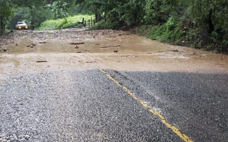Flujo de lodo afecta carretera en Quezaltepeque, Chiquimula.