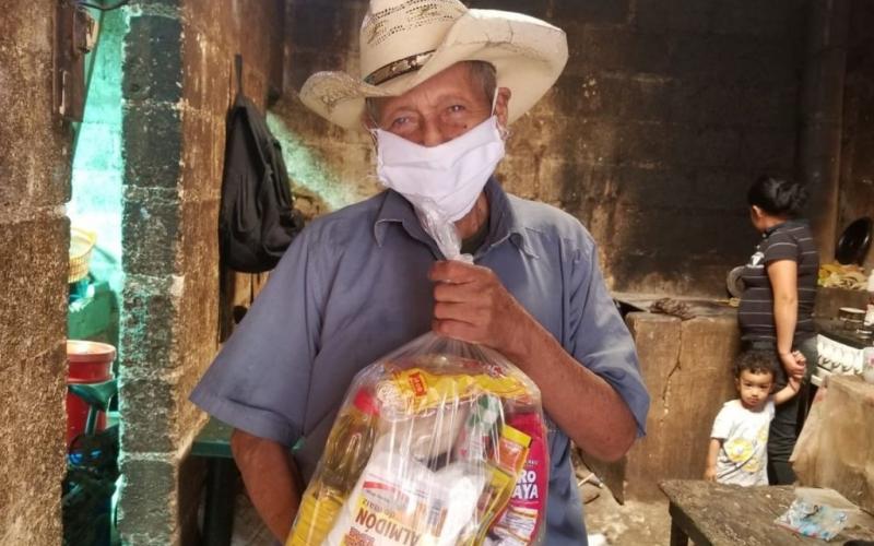 Personal de los Centros de Atención Diurna en todo el país, visitan a los Adultos Mayores para entregarles alimentos, verificar su estado de salud y proporcionarles mascarillas para su protección.