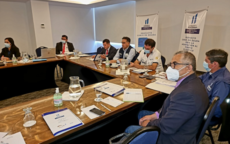 Ministro de Ambiente y Recursos Naturales, Mario Rojas Espino, participa en reunión del proyecto Canje de Deuda.