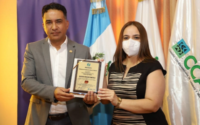 Ministro de Ambiente y Recursos Naturales, Mario Rojas Espino, entrega premio Protector de la Naturaleza