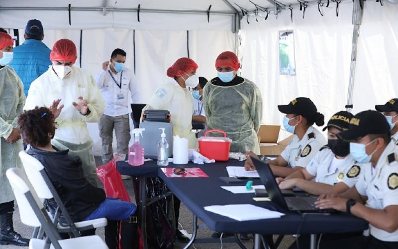 Puesto de vacunación en Plaza Central. 