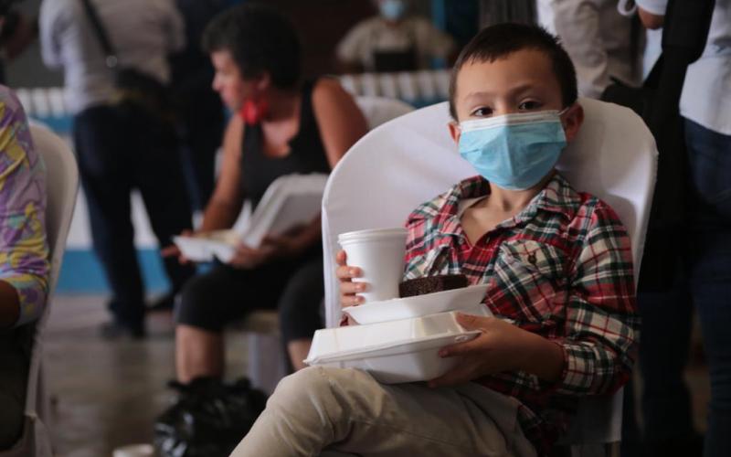 Usuario Comedor Social durante inauguración en Nuevo Viñas
