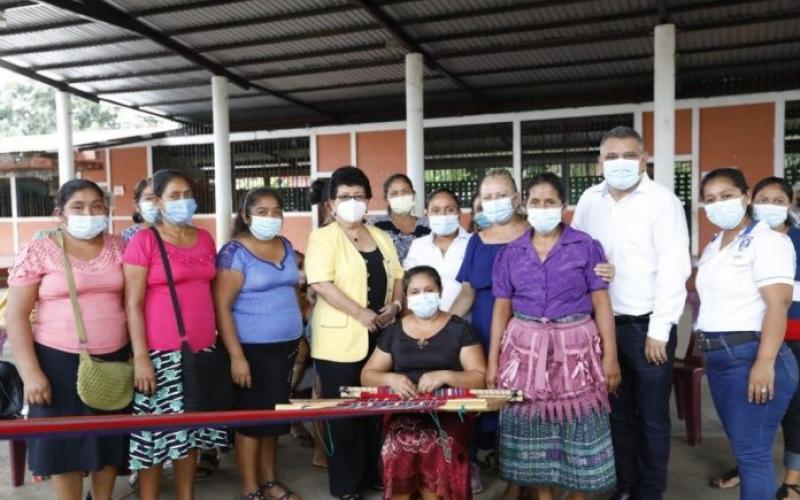 Grupos de señoras mostraron lo que han aprendido y que luego venden para ayudar a sus familias.