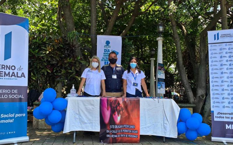 Personal de Mides Mazatenango informando sobre Tata de Personas