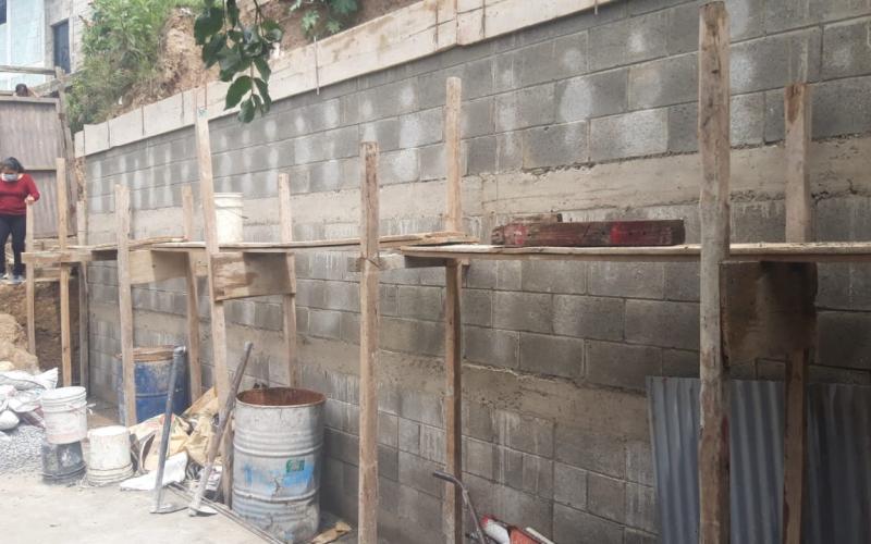 UDEVIPO verifica avance de muros de contención 