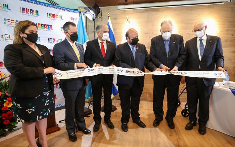 El Ministro de Economía, Antonio Malouf (tercero de derecha a izquierda), acompaña al embajador de Israel en Guatemala, Mattanya Cohen (tercero de izquierda a derecha) durante la inauguración de ISRACAM.